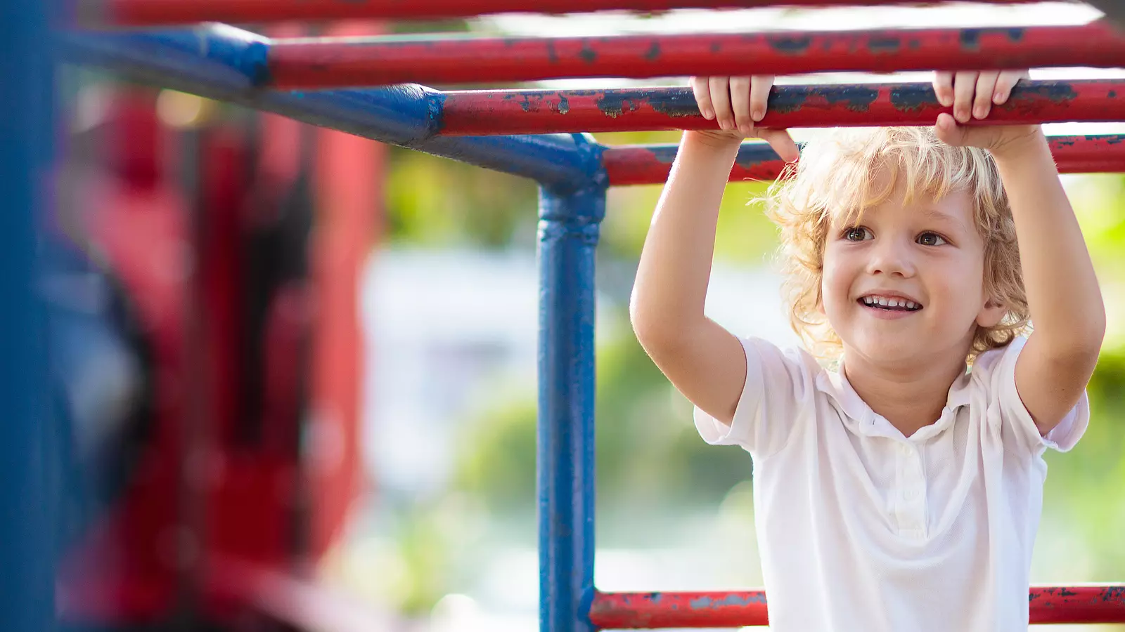 Kinder spielen fröhlich auf einem Spielplatz im Freien.